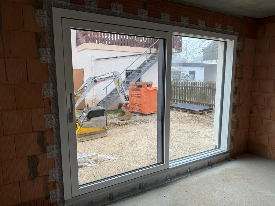 Große moderne Hebeschiebetür, eingebaut in einem Neubau im Raum Landshut