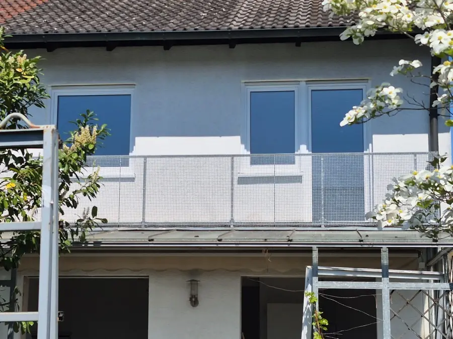 Neue Fenster mit anthrazitfarbenem Rahmen an einer Hausfassade in Niederbayern