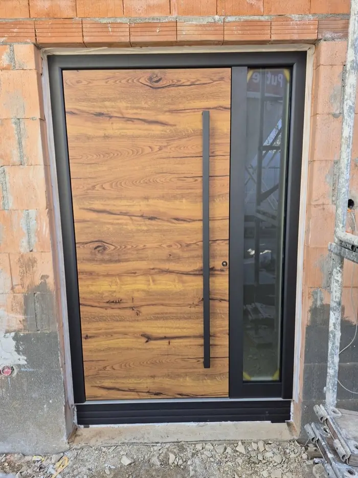 Moderne Haustür in Eiche-Optik mit Glasseitenteil und langem Griff