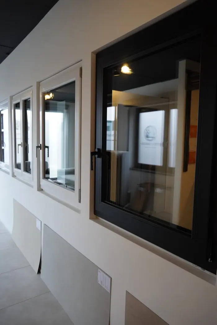 Moderne Fenster in weiß und anthrazit im Showroom von Bauelemente Ruffing